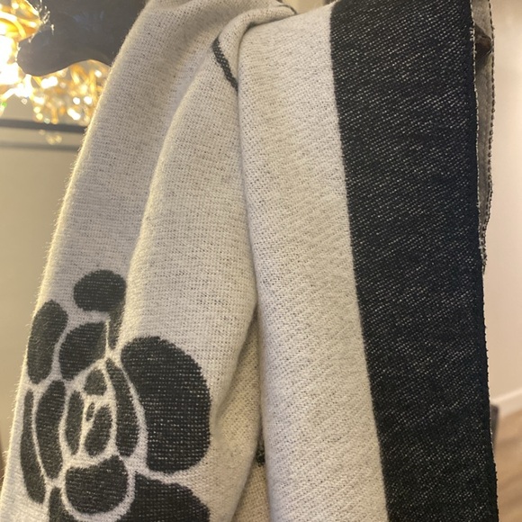 CHANEL NEW silk and cashmere soft oversized scarf shawl black&offwhite - Picture 5 of 11